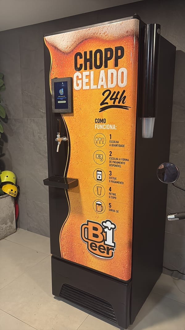 Máquina B1 Beer de chopp por autoatendimento, com torneira, terminal de pagamento e dispenser de copos.