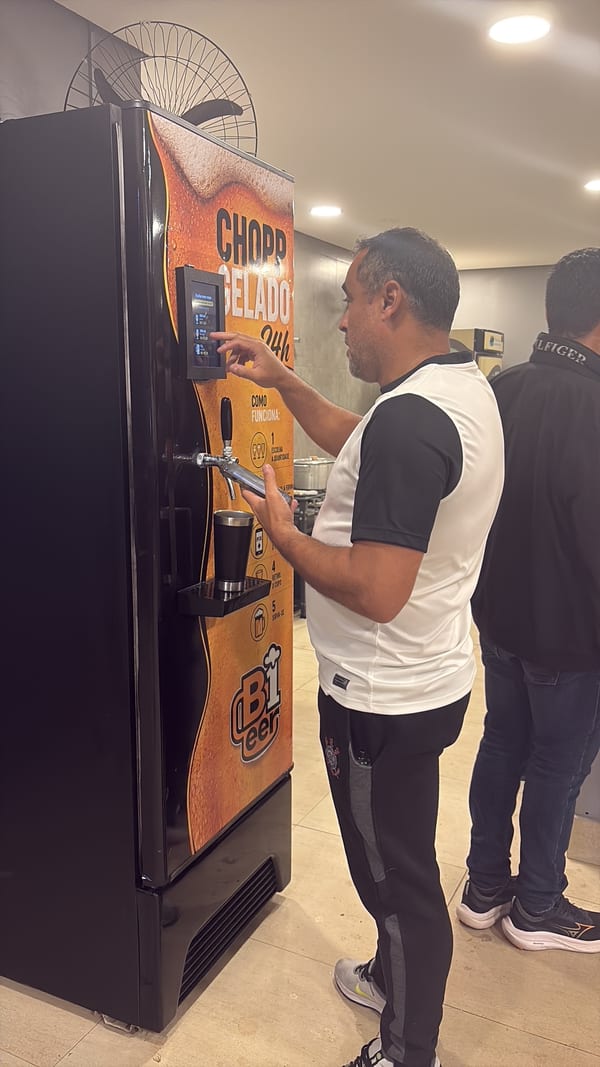 Pessoa usando o terminal da máquina B1 Beer para escolher o tamanho do chopp.